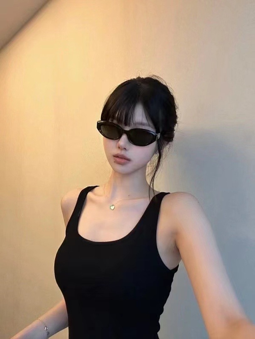 RUVY VANGM Black Sunglasses